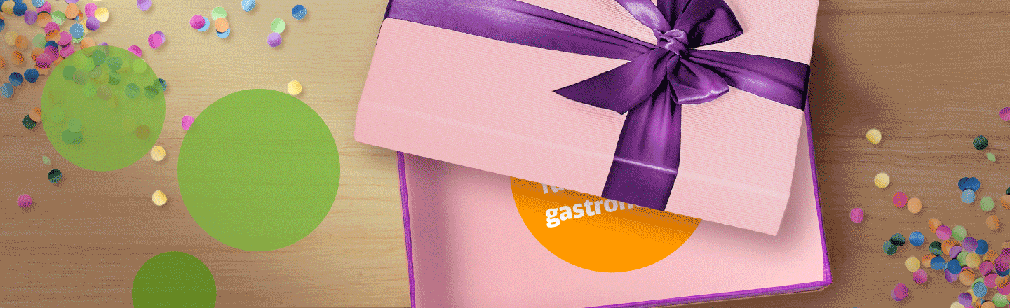 Animation: Eine Geschenkbox öffnet sich und enthüllt nacheinander einen Gutschein für die Bordgastronomie, eine Tasse Kaffee und eine Zimtschnecke.