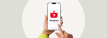 Eine Hand hält ein Smartphone auf dem die BahnBonus App zu sehen ist.